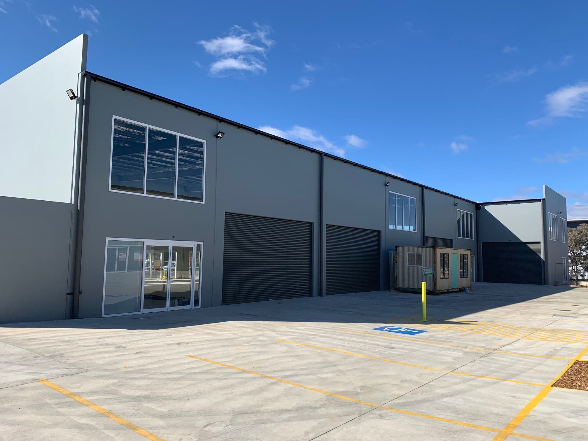 Office/Showroom With Roller Door Access to Warehouse