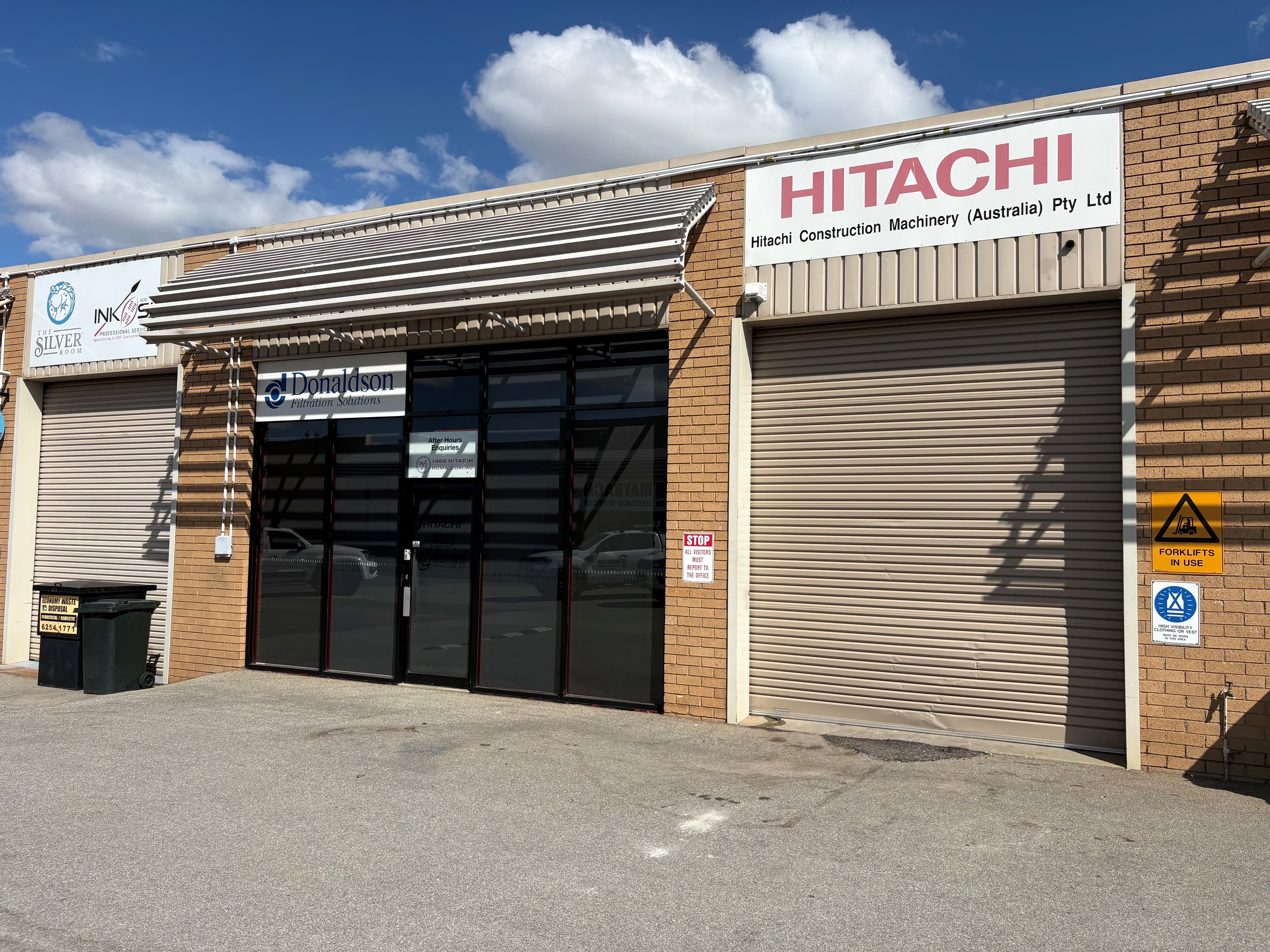 Showroom / Roller Door Access/ Warehouse