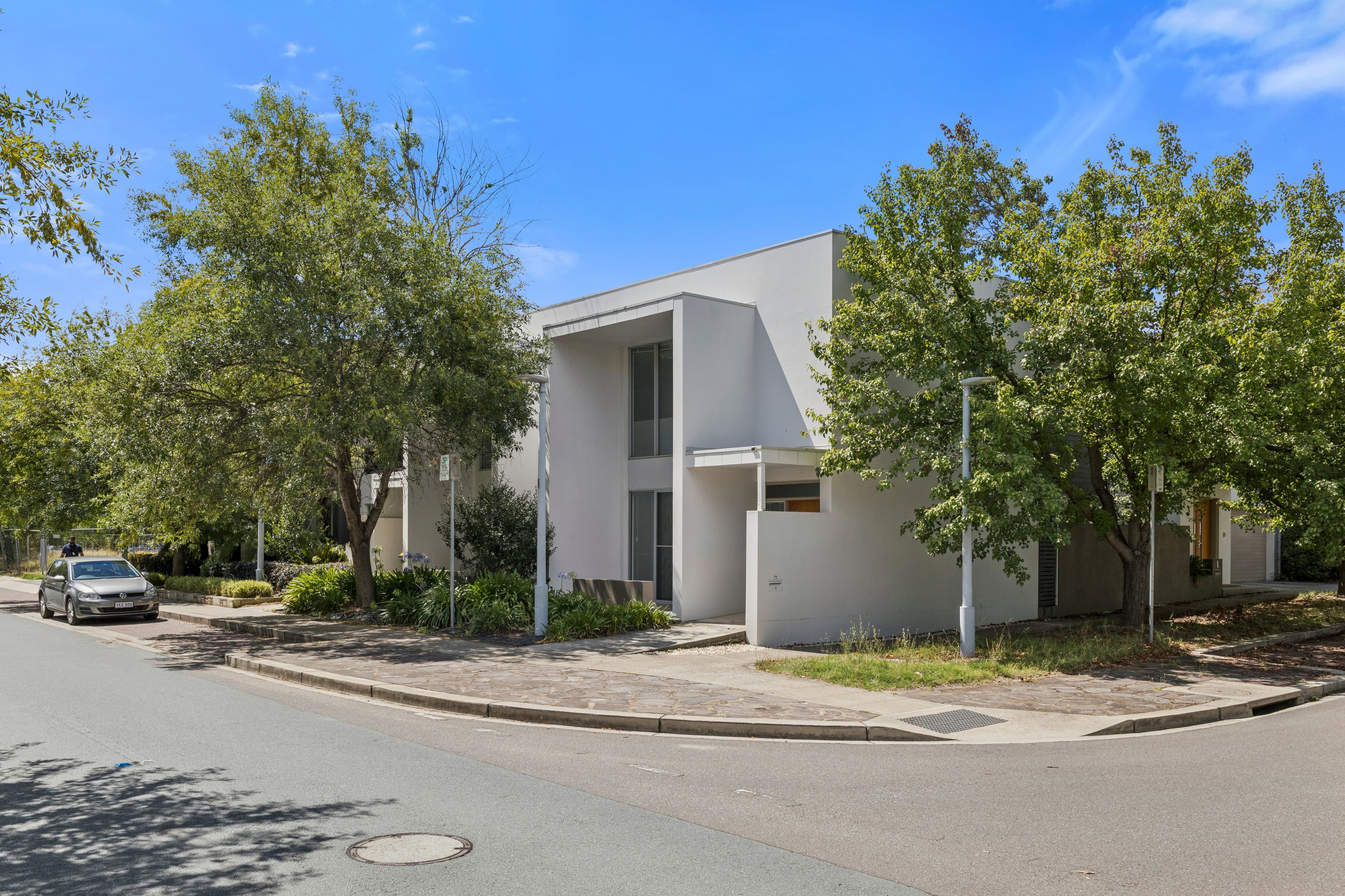 Great Location Next to Wentworth Avenue & The Foreshore